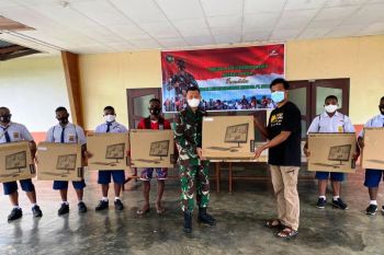 Pangdam XVII/Cenderawasih bantu komputer dan printer panti asuhan Polomo Sentani