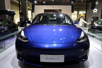 Pasang surut negosiasi soal mobil listrik Tesla