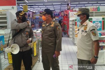 Tim gabungan Pekanbaru tertibkan kerumunan di Giant