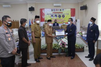 Bupati Pringsewu terima dua anugerah penghargaan PWI