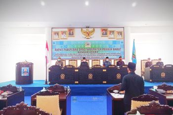Bupati Pesisir Barat hadiri paripurna pandangan bupati tentang raperda inisiatif DPRD