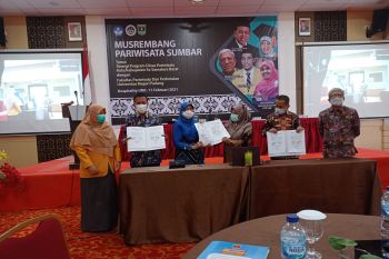 UNP tandatangani MoA dengan 17 Dinas Pariwisata di Sumbar