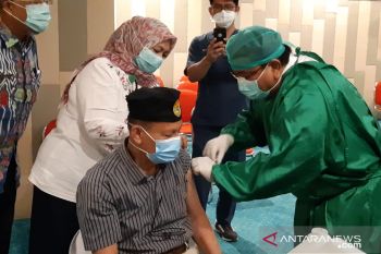 52 tenaga kesehatan lansia lakukan vaksinasi COVID-19 di M Djamil
