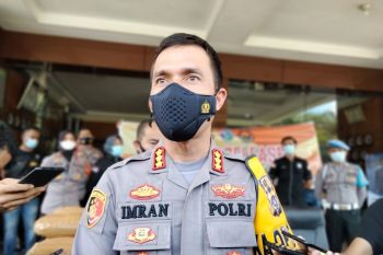 Akses menuju Pantai Pantai Padang dibatasi pada momen libur Imlek