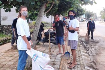 Dispar NTB menggelar bersih-bersih di Mandalika
