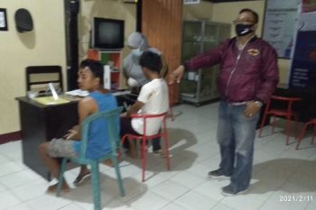 Pura-pura beli HP di konter, dua pemuda ternyata nyolong hingga dihajar warga