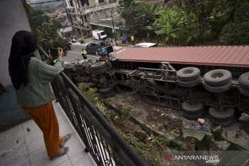 Truk kontainer terguling