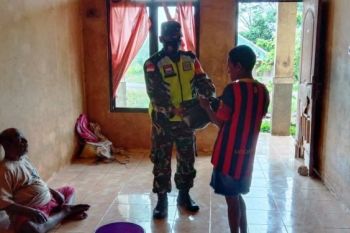 Babinsa Koramil 1711-03/Tmr bantu kesulitan warga sembako