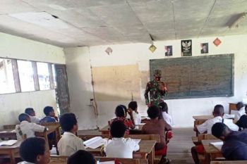 Ketika Babinsa menjadi guru penganti di Sinak