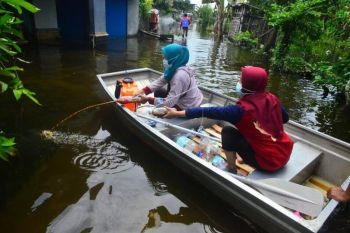 Penyemprotan disinfektan di pemukiman