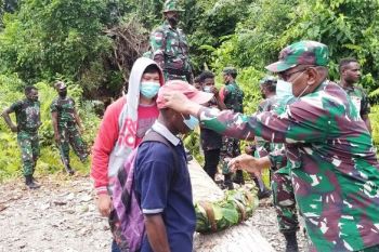 Dandim Yahukimo bagi masker gratis ke warga kampung