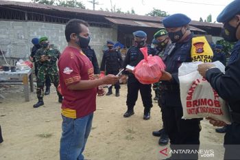 Brimob Polda Sultra bersama TNI bagi sembako kepada warga Kendari