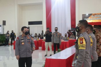 Kapolri beri penghargaan pada dua anggota Polda Sulsel