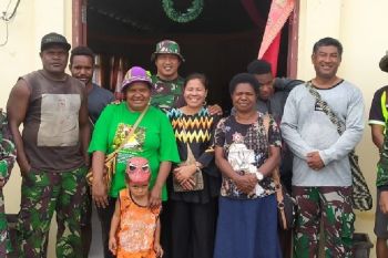 Prajurit TNI kunjungan kasih dan bersihkan  gereja Kingmi Kenyam