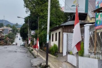 Hormati almarhum SHS, warga Mitra pasang bendera setengah tiang