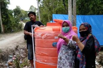 Relawan dan warga korban gempa Majene bangun jaringan air bersih darurat
