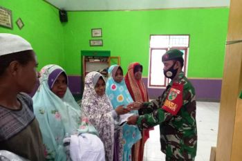 Babinsa Koramil Wamena beri bantuan seragam sekolah  di pesantren Al Istiqomah