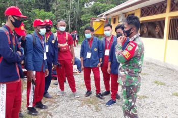 Babinsa Koramil Timika bimbing kegiatan PKL mahasiswa Poltekes Jayapura
