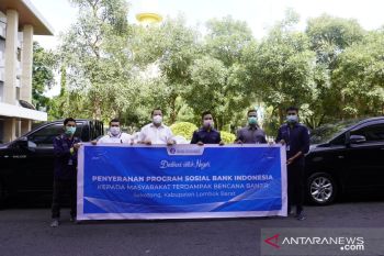 Bank Indonesia memberikan sembako untuk korban banjir di Lombok Barat
