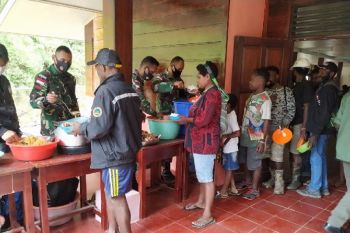 Satgas Yonif 756/WMS bagikan makanan siap saji kepada warga Kampung Banti Mimika