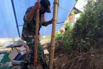 TNI bantu perbaiki tenda pengungsi gempa Sulbar di Mamuju