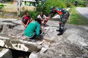 Babinsa Koramil Mapurujaya kerja bakti bersama warga perbaiki jembatan
