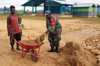 Babinsa Koramil Enarotali bantu warga binaan bangun pondasi rumah