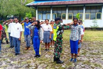 Babinsa Posramil Biak Timur latih  baris berbaris siswa SMK Bosnik