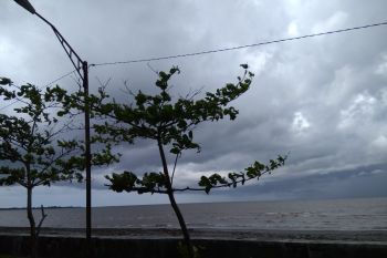 Hujan disertai angin kencang surutkan minat nelayan di Makassar turun melaut