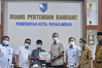 Bank Nagari serahkan dana CSR Rp100 juta untuk pendidikan ke Pemkot Payakumbuh