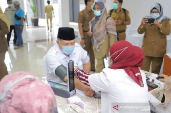 Wali kota dan wakil wali Kota Solok ikuti vaksinasi COVID-19 tahap dua