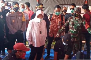 Tinjau pengungsian korban longsor di Nganjuk, Mensos Risma jadi model foto dadakan