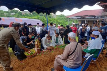 Bupati Paser Yusriansyah dikebumikan di pemakaman keluarga