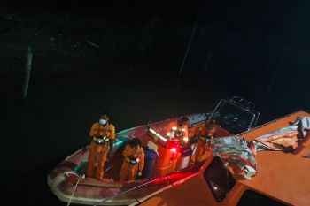Pencarian tujuh penumpang kapal tenggelam terkendala cuaca buruk