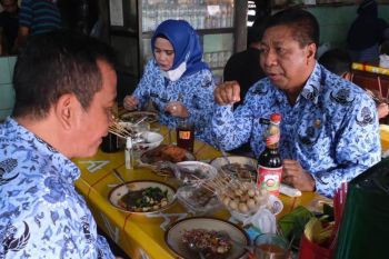 Sebelum sertijab, Sigit dan Windarti sempatkan makan di Warung "Bu Atmo"