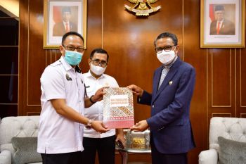 Gubernur serahkan 10 SK PLH Bupati di Sulawesi Selatan