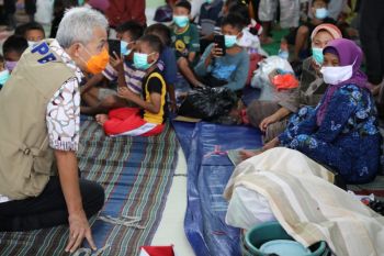 Antisipasi penyebaran COVID, Ganjar minta ruang pengungsian banjir Pekalongan disekat