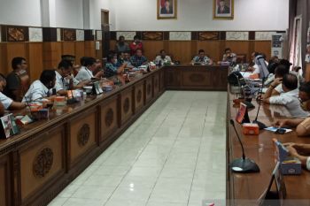 Ratusan kepala desa di OKU tuntut kenaikan gaji Rp4 juta per bulan