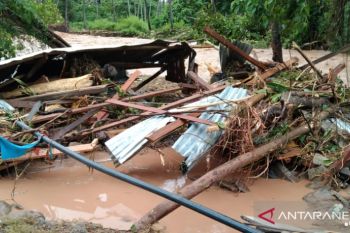 Banjir  terjang Tojo Unauna sejumlah rumah hanyut