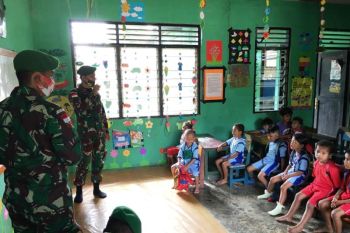 Satgas Yonif 312/KH mengajar siswa TK Cenderawasih di perbatasan RI-PNG