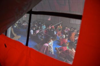 Puluhan pengungsi dan relawan longsor diduga keracunan