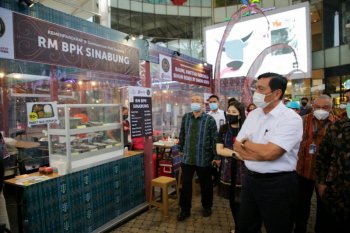 Luhut: Masyarakat harus bangga menggunakan produk dalam negeri