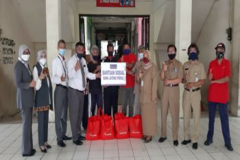 Bank Jateng Peduli bagikan paket sembako di lingkungan pasar Wonogiri