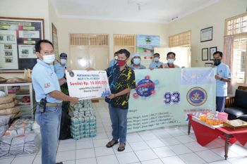 Perwira Pertamina Cilacap berbagi di panti lansia dan panti asuhan
