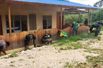 Satgas TNI bersihkan lingkungan mushalah di Kobakma