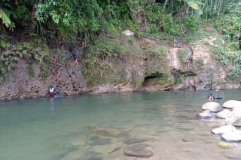 Keseruan berwisata ke Pemandian Lori  Lubuk Minturan Padang