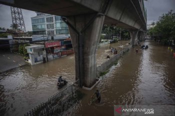 TransJakarta hentikan sementara beberapa operasional koridor akibat banjir