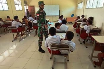 Satgas Yonif 756/WMS mengajar siswa SD YPPK Pusinara Amungun Mimika