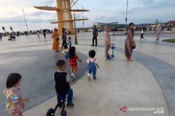 Cegah penularan COVID-19, Pemprov Kepri larang warga makan dan minum di taman Gurindam 12
