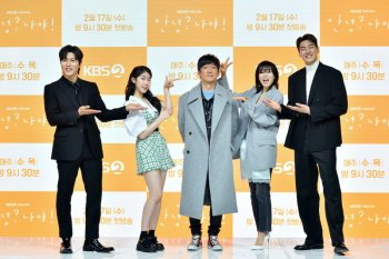 Cerita menarik pemain dan sutradara di konferensi  pers "Hello, Me!"